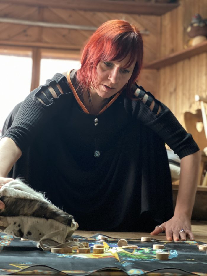 Rose bei der Arbeit mit Runen